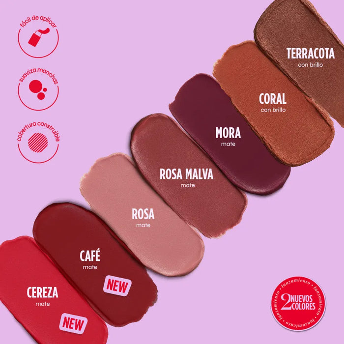 Swatches de la Barra 3 en 1 Ollie sobre fondo lila. Colores mate: Cereza (NEW), Café (NEW), Rosa, Rosa Malva, Mora. Colores con brillo: Coral, Terracota. Destacan beneficios: fácil de aplicar, suaviza manchas, cobertura construible.